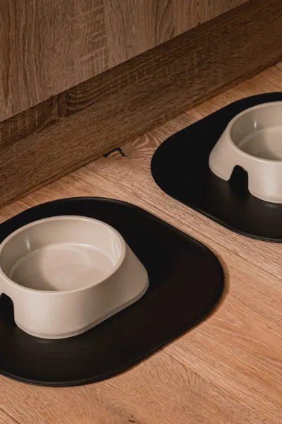 FIBOO Mata antypoślizgowa pod miski - 32×32 cm jasno szara